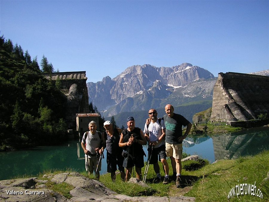 (1) La diga del Gleno con lo sfondo della Presolana.jpg